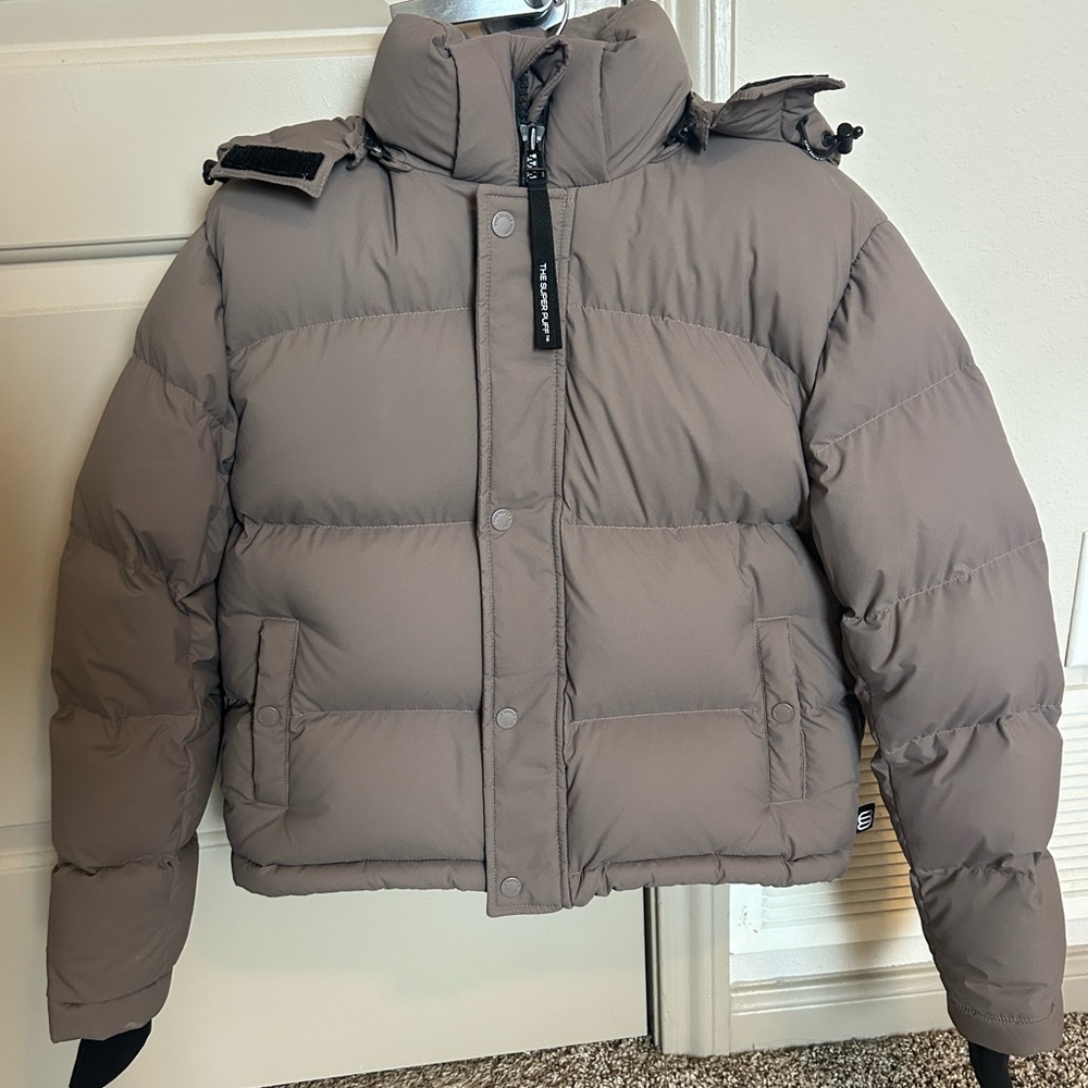 Aritzia Women's Puffer Jacket in Taupe shorty